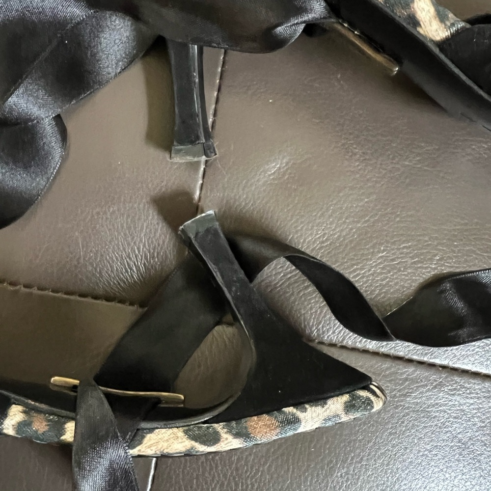 Ramon Tenza. Ribbon strapped sandals. Size 7B - Picture 3 of 3
